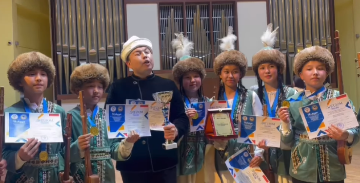 Дастанчы Азиз Батыровдун шакирттери эл аралык сынакта баш байгени жеңди (видео)