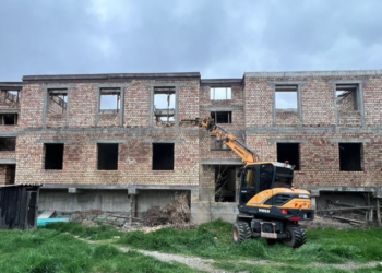 Бишкекте көп кабаттуу имарат буздурулуп жатат (сүрөт)