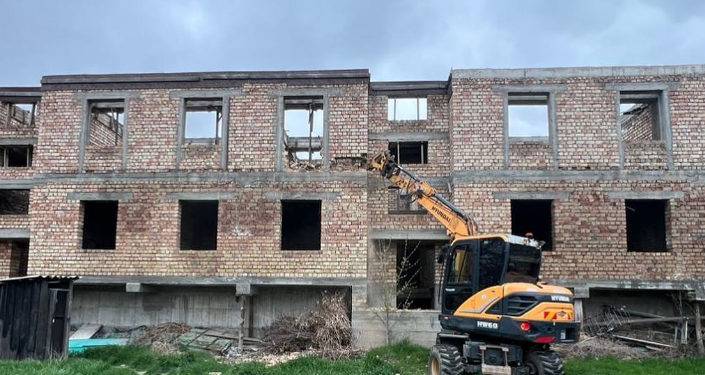 Бишкекте көп кабаттуу имарат буздурулуп жатат (сүрөт)