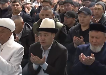 Садыр Жапаров Бишкектеги мечитте Айт намазга катышты (видео)