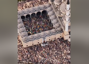 «Жык-жыйма эл». Борбордук мечиттин бийиктиктен көрүнүшү (видео)