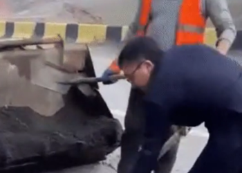 Күрөктү алып, жол жасагандарга нааразы болгон аткаминер. Акимчилик түшүндүрмө берди