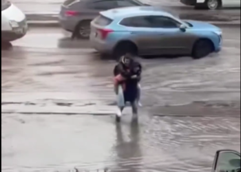 Ылай суудан кызды көтөрүп өткөргөн жигит алкышка татыды (видео)