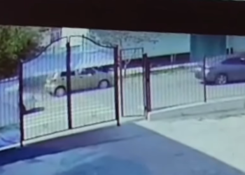 Ошто 2 окуучуну сүзүп, качып кеткен айдоочу камерага түшүп калган (видео)