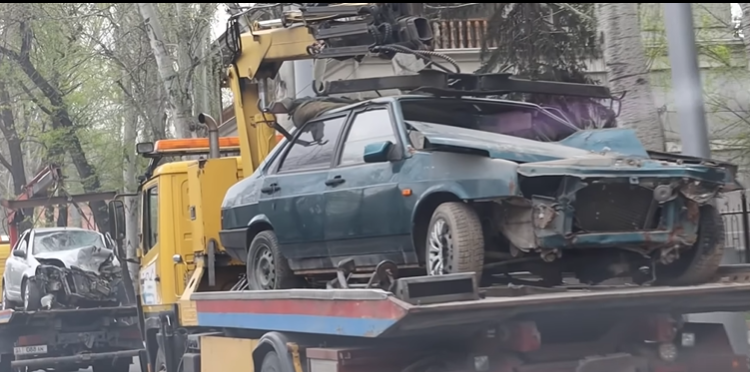 Бишкекте айдоочуларга эскертүү катарында жол кырсыгынан кийинки унаалар көрсөтүлдү (видео)