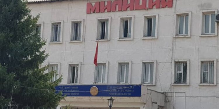 Сокулуктагы абакта асынган абалда табылган жаран. Милиция денесинде тактар болбогонун айтты