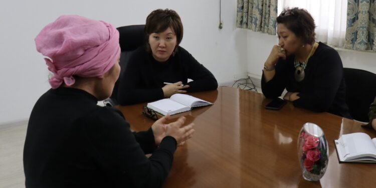 «Үйүн жери менен мэрия алган». Акыйкатчы 26 жылдан бери соттошуп келе жаткан караколдук аялдын укугун коргоого чакырды