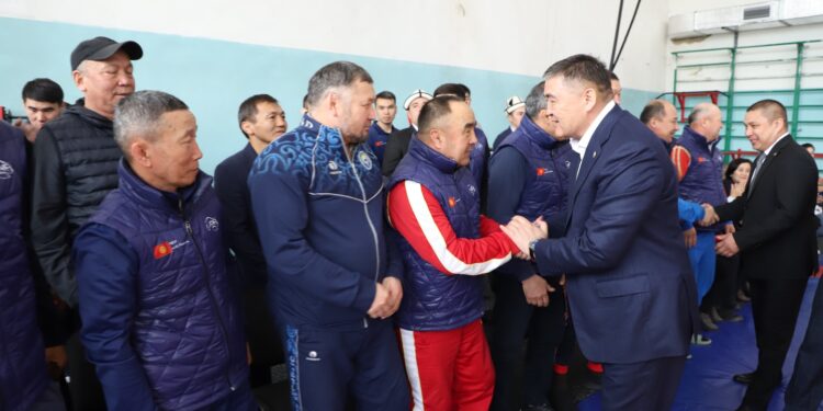 Камчыбек Ташиев спорттук колледжге барды (сүрөт)