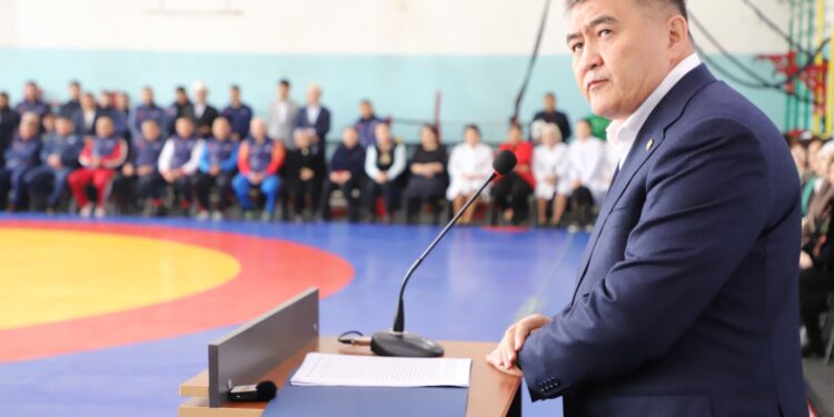 Камчыбек Ташиев спорттук колледжге барды (сүрөт)