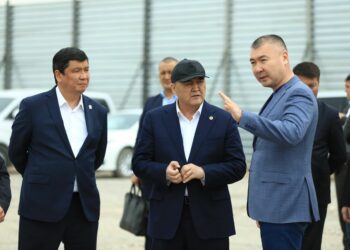 Камчыбек Ташиев Орок айылында курулуп жаткан стадионго барды (сүрөт)