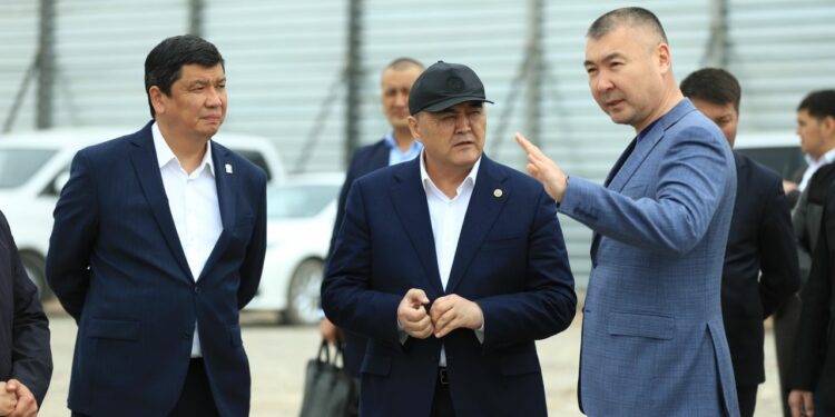 Камчыбек Ташиев Орок айылында курулуп жаткан стадионго барды (сүрөт)