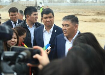 Камчыбек Ташиев Орок айылында курулуп жаткан стадионго барды (сүрөт)