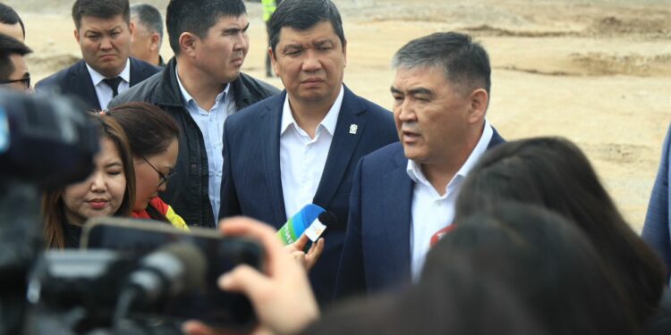 Камчыбек Ташиев Орок айылында курулуп жаткан стадионго барды (сүрөт)