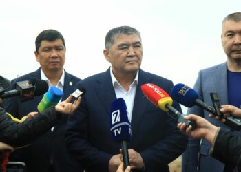 Камчыбек Ташиев Орок айылында курулуп жаткан стадионго барды (сүрөт)