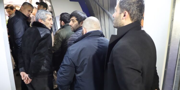 Кыргызстандын жетекчилигине кол салуу аракетин көрүп жаткан деп кармалган 5 жаран Азербайжанга өткөрүлдү