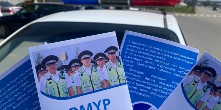 Чүйдө жол тескөөчүлөр орозо кармаган айдоочуларга суу таратышты