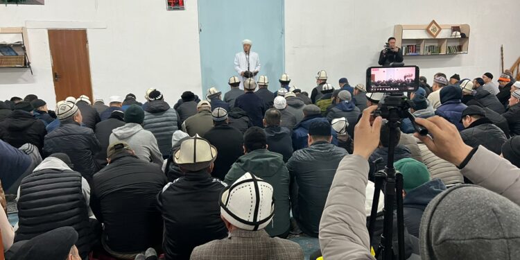 Таласта Айт намазга 10 миңден ашуун жаран катышты (сүрөт)