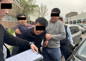 Бишкектеги Ленин РИИБдин тергөөчүсү кармалды (сүрөт)