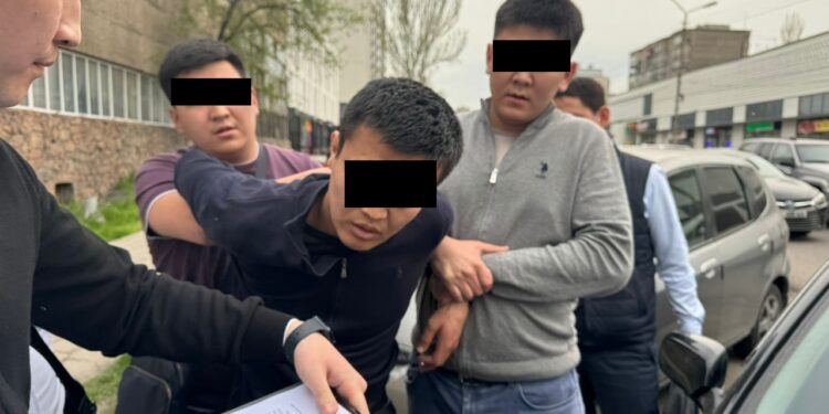 Бишкектеги Ленин РИИБдин тергөөчүсү кармалды (сүрөт)