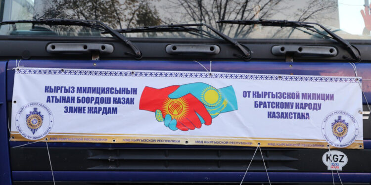 Казакстандагы суу ташкыны: Кыргыз милициясы гумжардам жөнөттү (сүрөт)