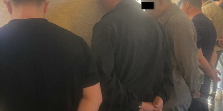 «Ичинде 13 кыз, анын бири жашы жете элек болгон». Бишкекте оюн-зоок жайы аныкталды