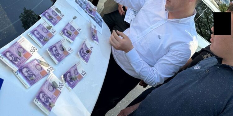 Жалал-Абадда ишкерлерден акча талап кылган УКМКнын жалган кызматкери кармалды