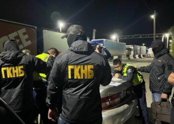 УКМК салык кызматынын жана ИИМдин кызматкерлерин кармады (видео)