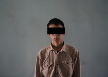 Чүйдө 9-класстын окуучусу өзүнөн кичүүлөрдү сабап, акча талап кылып жүргөн