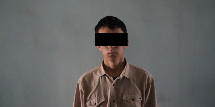 Чүйдө 9-класстын окуучусу өзүнөн кичүүлөрдү сабап, акча талап кылып жүргөн