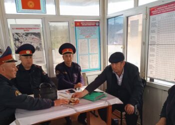 Лейлекте жолдо жаткан баштыктан 61,8 миң сом табылган. Ал ээсине кайтарылды