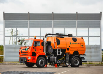 Бишкектин жолдорун жышып жууй турган техника алып келинди