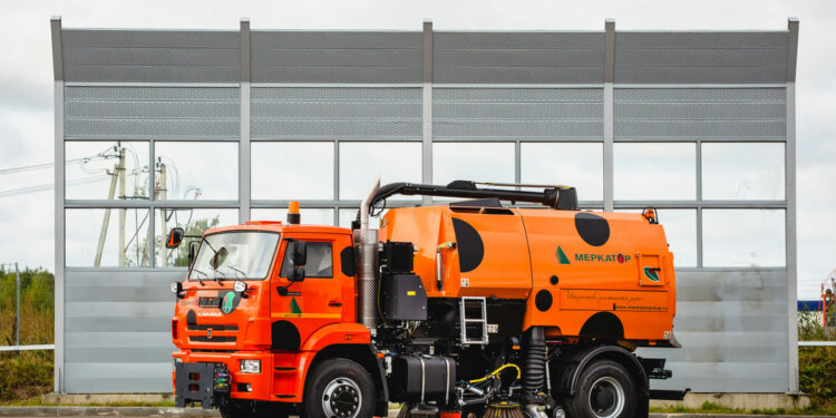 Бишкектин жолдорун жышып жууй турган техника алып келинди