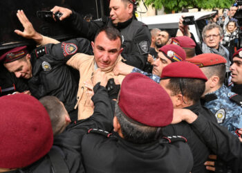 Арменияда нааразылык акциясына чыккандар чоң жолдорду тосуп жатышат