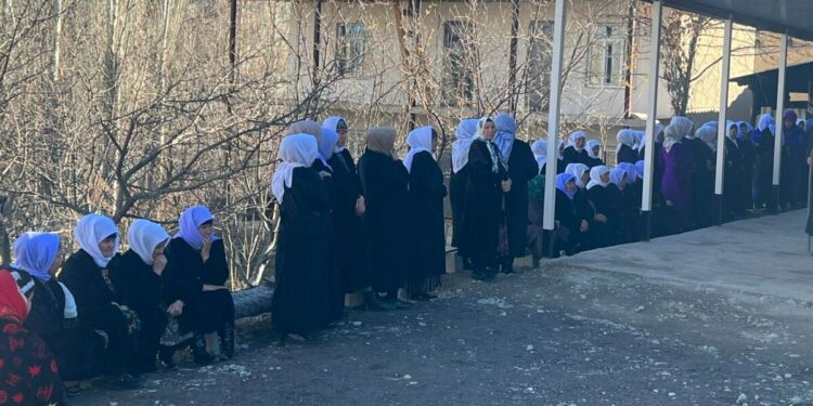 Депутат: «Бир үйдө 3-4 келин чогуу жашайт. Мунун кесепетинен суицид катталууда»