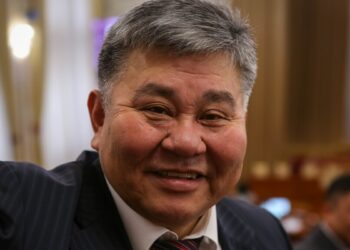 Жаңы депутаттар ант беришип, үчөө тең «Мекенчилге» киришти