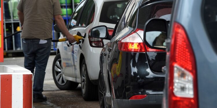 Депутат Түмөнбаев: «Бишкек шаарынын ичиндеги май куюучу бекеттерди шаар сыртына чыгаруу зарыл»