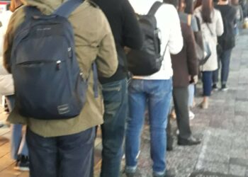 Бишкекте ушундайды элестете аласызбы? Түштүк Кореядагы автобуска түшүү үчүн кезек