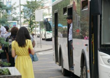 «Камера бар, түшүп кал». Автобустун айдоочусу чөнтөкчүнү байкап калган видео тарады