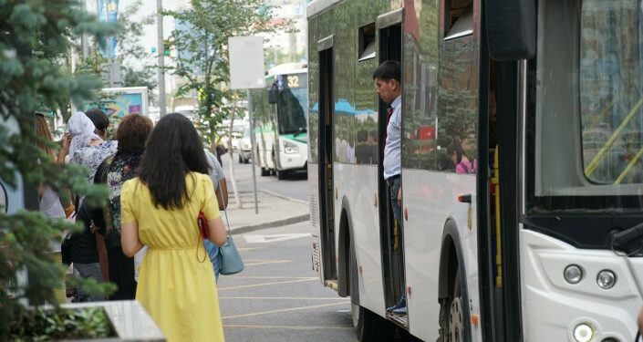 «Камера бар, түшүп кал». Автобустун айдоочусу чөнтөкчүнү байкап калган видео тарады