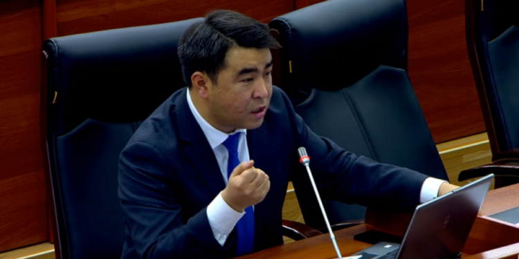 Депутат Акаев: «Балдарга кош көңүл мамиле кечирилбеши керек»