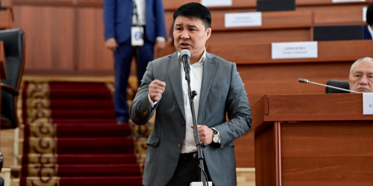 Депутат Икрамов: «1973-жылы чыгарылган рентгенди колдонушат. Жаңысын коюп беришсин»