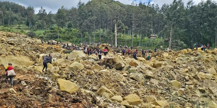 Папуа-Жаңы Гвинеяда жер көчкү 2 миңден ашуун кишинин өмүрүн алган болушу мүмкүн