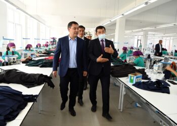 Садыр Жапаров: «Тигүү цехтери жана курулушка жумушчулар керек. Айлыгы 20-30 миң сом»