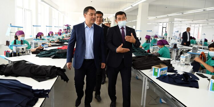 Садыр Жапаров: «Тигүү цехтери жана курулушка жумушчулар керек. Айлыгы 20-30 миң сом»