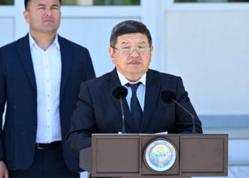 Жапаров: «Курулушу башталып, ортодо токтоп калган мектептердин 80 пайызы бүттү»