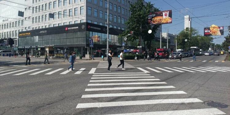 Бишкекте жөө адамдар өтө турчу диагоналдуу чийиндер пайда болду