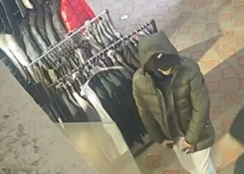 «Дордойдо» 23 миң сомдук куртканы кийген бойдон кетип калган. Уурдоого шектүү кармалды