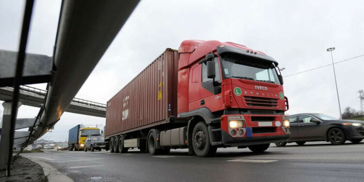 1-июндан тарта оор жүк ташыган унааларга убактылуу чектөө киргизилет