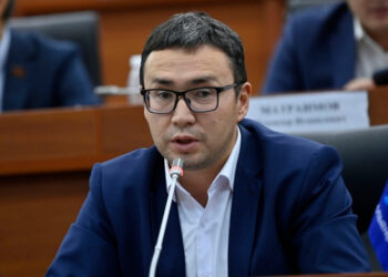 Депутат Абакиров: «Бишкекте студенттик жол кире кайтарылышы керек»