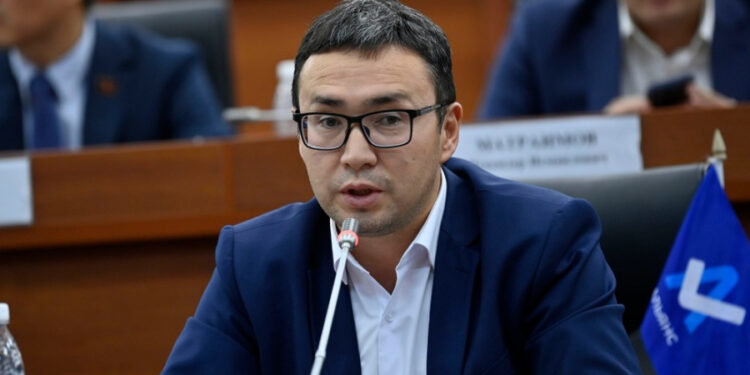 Депутат Абакиров: «Бишкекте студенттик жол кире кайтарылышы керек»